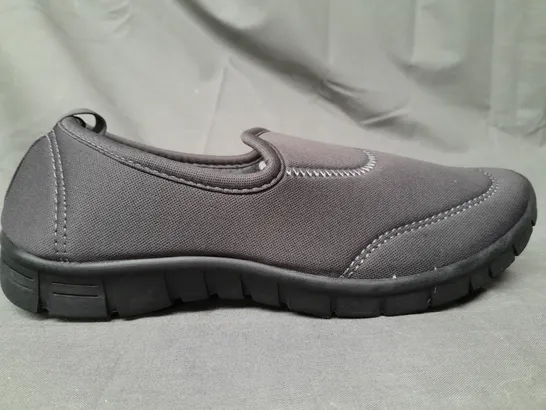 BOX OF APPROXIMATELY 10 PAIRS OF BEYOU WINTER SPORTY SLIP-ON SHOES IN GREY SIZE 3