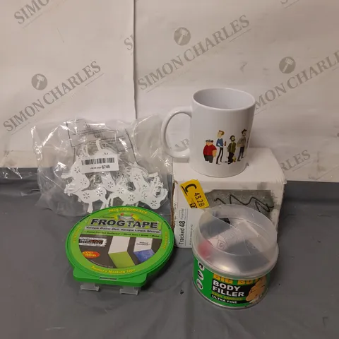 BOXED LOT OF APPROX. 15 ITEMS TO INCLUDE A MUG, CHRISTMAS LIGHTS AND DECORATING MATERIALS