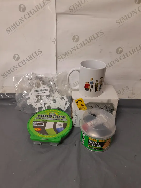 BOXED LOT OF APPROX. 15 ITEMS TO INCLUDE A MUG, CHRISTMAS LIGHTS AND DECORATING MATERIALS