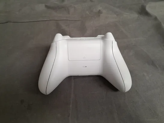 XBOX WIRELESS CONTROLLER IN WHITE