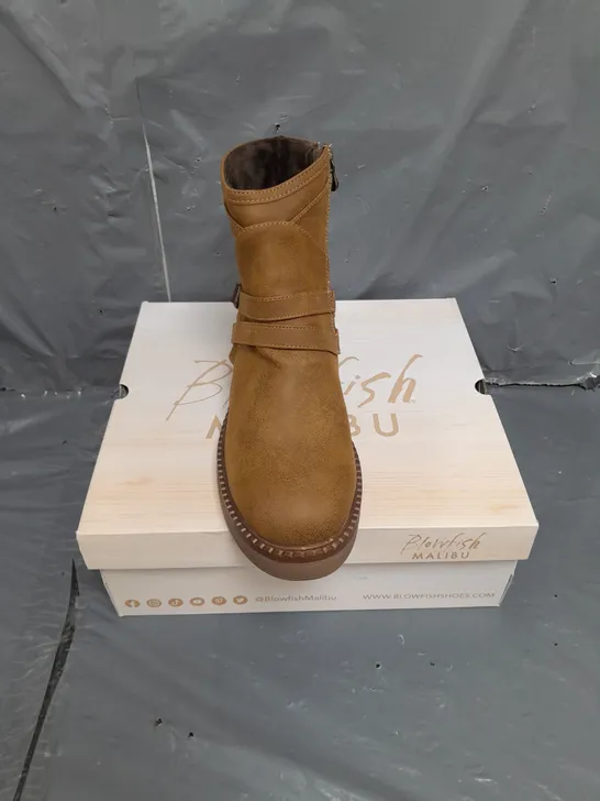 BOXED PAIR OF BLOWFISH MALIBU VEGAN NUBUCK BOOTS IN RUST SIZE 6