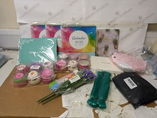 BOX OF APPROX 10 ASSORTED ITEMS TO INCLUDE 2022 CALENDARS, CHILDRENS PARTY CUPCAKE CASES, GREEN MESH FENCING