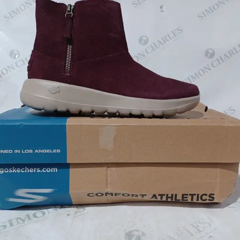 BOXED PAIR OF SKECHERS ZIP ANKLE BOOTS BURGUNDY - SIZE 4.5