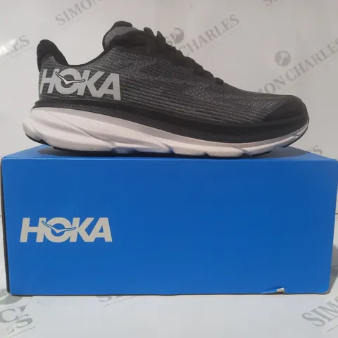 BOXED PAIR OF HOKA Y CLIFTON 9 YOUTH SHOES IN GREY UK SIZE 3.5
