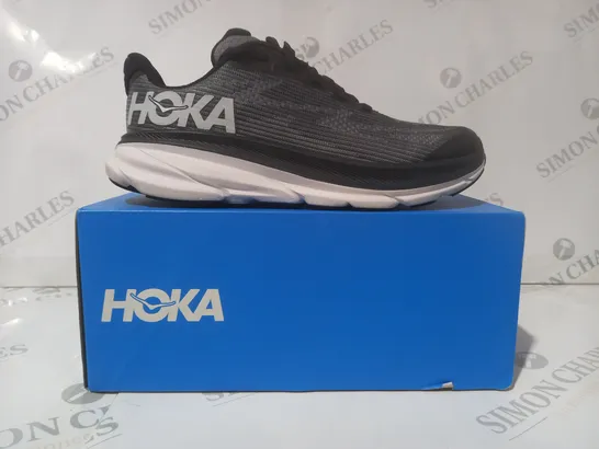 BOXED PAIR OF HOKA Y CLIFTON 9 YOUTH SHOES IN GREY UK SIZE 3.5