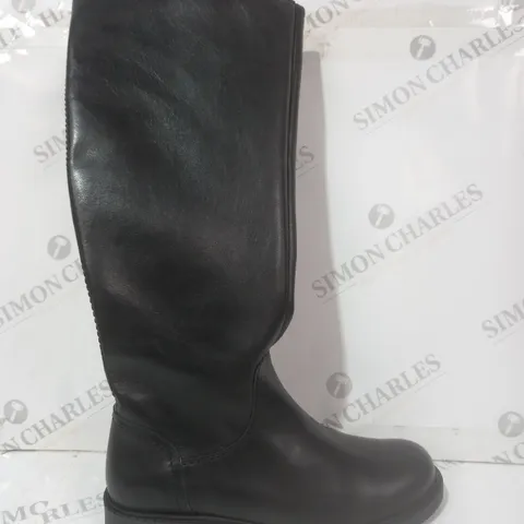 BOXED PAIR OF CLARKS ORINOCO2 LONG KNEE-HIGH BOOTS IN BLACK UK SIZE 7