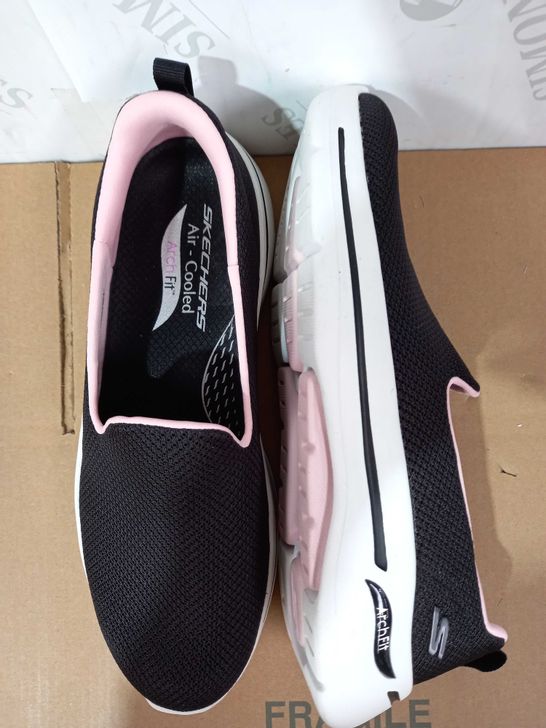 BOX OF 5 X PAIRS UNBOXED WOMEN'S SKECHERS TRAINERS: 1 X GO WALK 6 BLACK & PINK PUMP, UK SIZE 5.5; 1 X PAIR ARCH FIT TRAINERS IN GREY, UK SIZE 7; 1 X PAIR ARCH FIT TRAINERS IN TAUPE, UK SIZE 8; 2 X PAI