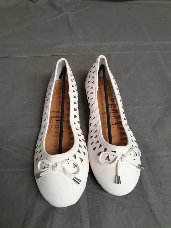 APPROXIMATELY 10 PAIRS OF LADIES SOLE SENSATION CUT OUT DETAIL PUMPS WHITE SIZE 7