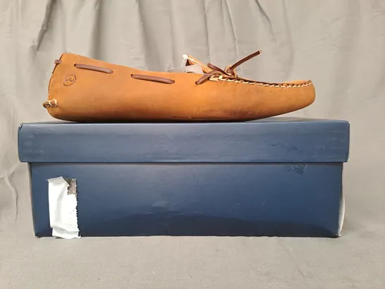 BOXED PAIR OF ORCA BAY NAVAJO SHOES IN SAND EU SIZE 45