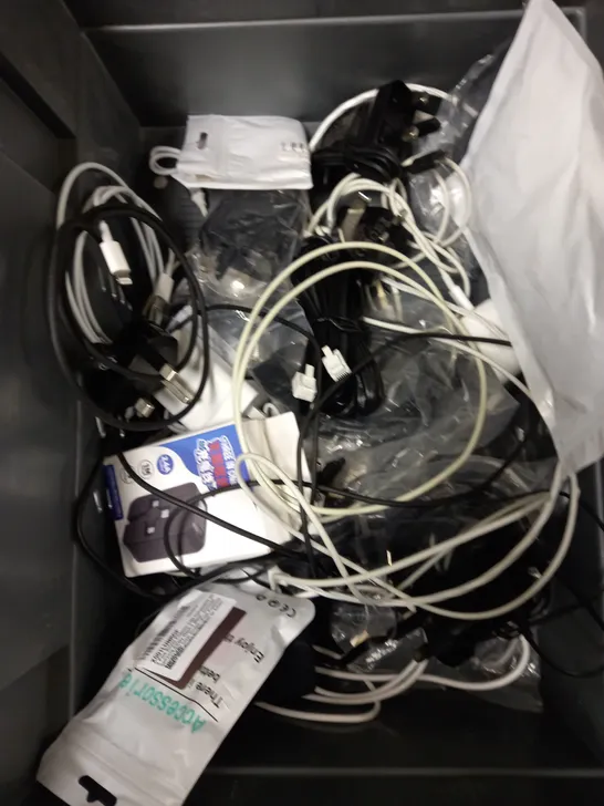 BOX OF APPROXIMATELY 20 SMARTPHONE CHARGING ACCESSORIES TO INCLUDE USB CHARGING PLUGS, BRAIDED LIGHTNING CABLE, MULTI PORT CHARGERS ETC