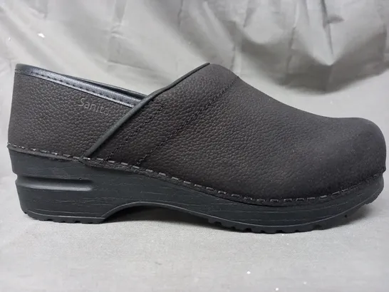 BOXED PAIR OF SANITA SLIP-ON SHOES IN BLACK EU SIZE 39