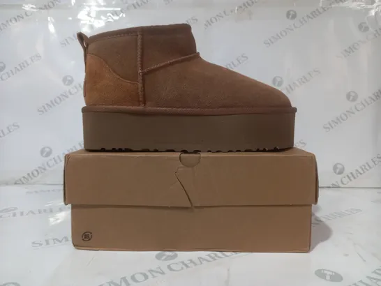 BOXED PAIR OF UGG CLASSIC ULTRA MINI PLATFORM SHOES IN TAN UK SIZE 6