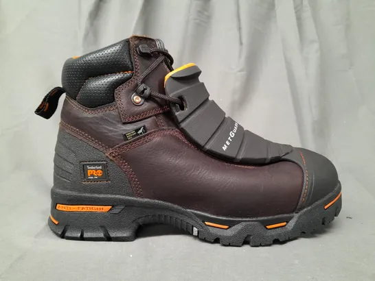 BOXED PAIR OF TIMBERLAND PRO ENDURANCE EXTERNAL MET GUARD STEEL TOE BOOTS IN BROWN/BLACK UK SIZE 9