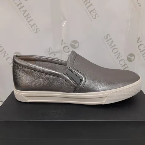 NATURALIZER SILVER LOW SHOES SIZE 6