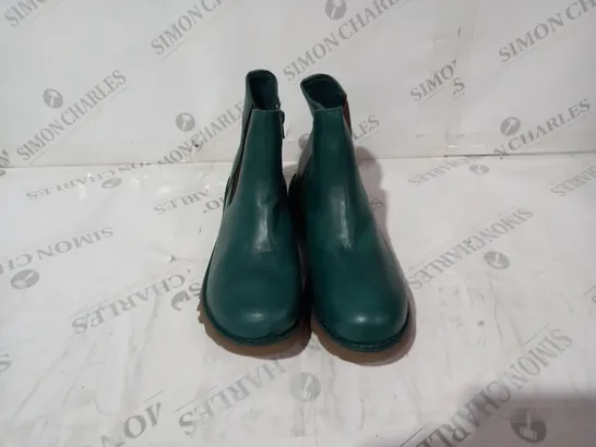 GREEN LEATHER BOOTS SIZE 38