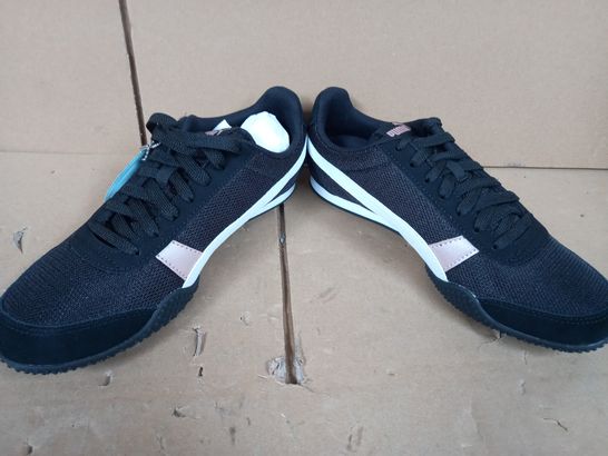 BOXED PAIR OF DESIGNER TRAINERS IN BLACK/WHITE UK SIZE 5