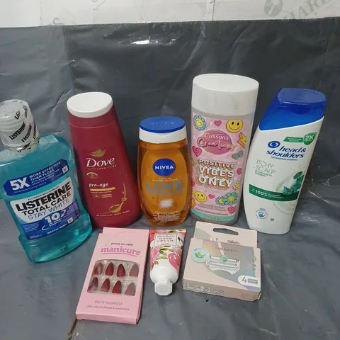 APPROXIMATELY 20 ASSORTED COSMETIC PRODUCTS TO INCLUDE LISTERINE MOUTHWASH, GILLETTE VENUS BLADES AND FALSE NAILS ETC. 