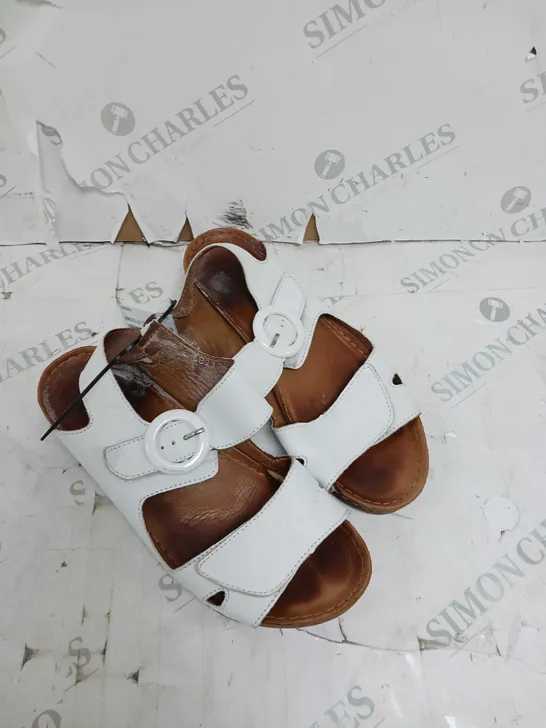 UNBOXED PAIR OF ADESSO LILY LEATHER SANDAL WHITE SIZE 5