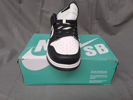 BOXED PAIR OF NIKE SHOES IN BLACK/WHITE UK SIZE 9