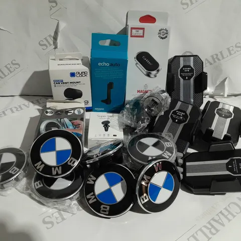 APPROXIMATELY 20 ASSORTED ITEMS TO INCLUDE CAR VENT MOUNT, MAGNETIC PHONE HOLDER, CAR USB CHARGER, BMW LOGO REPLACEMENT EMBLEMS ETC.  