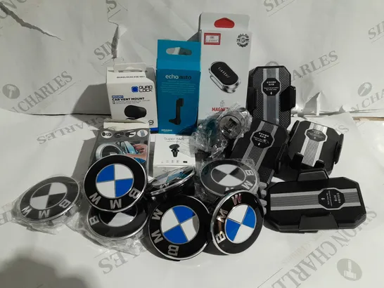 APPROXIMATELY 20 ASSORTED ITEMS TO INCLUDE CAR VENT MOUNT, MAGNETIC PHONE HOLDER, CAR USB CHARGER, BMW LOGO REPLACEMENT EMBLEMS ETC.  