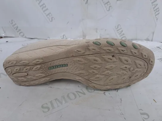 RELAXED FIT SKETCHERS MEMORY FOAM BIEGE SIZE 5