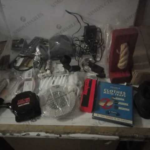 GROUP OF APPROX 10 ASSORTED ITEMS TO INCLUDE FITTINGS, MOTH TRAPS, PENS ETC