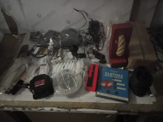 GROUP OF APPROX 10 ASSORTED ITEMS TO INCLUDE FITTINGS, MOTH TRAPS, PENS ETC