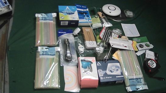 SMALL BOX OF ASSORTED ITEMS TO INCLUDE PLASTIC STRAWS, CRAFT KNIFE, TAPE MEASURE 