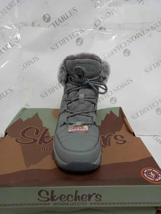 BOXED SKECHERS WOMENS ANTI SLIP AND WATERPROOF FUR LINED BOOTS, GREY - SIZE 5