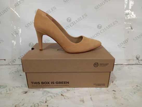 BOXED PAIR OF CLARKS SUEDE CLOSED TOE HEELS IN SAND COLOUR UK SIZE 7