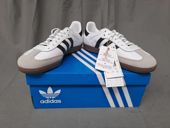 BOXED PAIR OF ADIDAS SAMBA OG J SHOES IN WHITE/BLACK UK SIZE 4