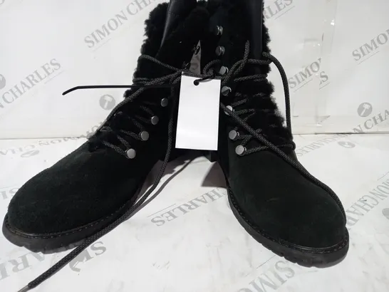 PAIR OF EMU EXPLORE BOOTS IN BLACK SIZE 8