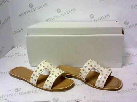 BOXED PAIR OF MODA IN PELLE SANDALS SIZE 37