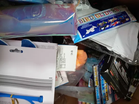 BOX OF APPROXIMATELY 20 ASSORTED TOYS AND GAMES TO INCLUDE HOGWARTS PLAYING CARDS, MONOPOLY DEAL, 12 GLITTER GEL PENS, ETC