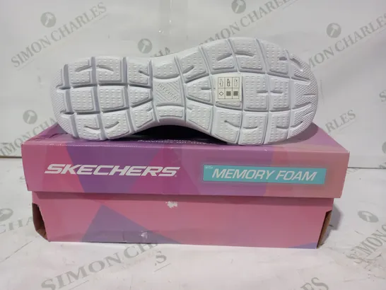 BOXED PAIR OF SKECHERS SUMMITS BUNGEE MEMORY FOAM TRAINERS IN NAVY UK SIZE 6