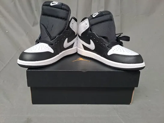 BOXED PAIR OF NIKE JORDAN 1 RETRO HIGH KIDS SHOES IN BLACK/WHITE UK SIZE 13.5