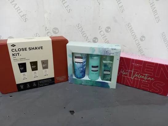 APPROXIMATELY 10 FRAGRANCE AND COSMETIC BOXSETS TO INCLUDE GH CLOSE SHAVE KIT, LAYERING LAB BODY GIFT SET, TRIGWELL VELVET VALENTINE SET, ETC