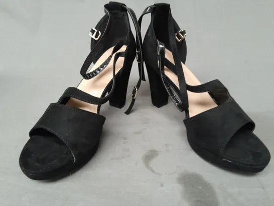 BOXED PAIR OF DESIGNER OPEN TOE BLOCK HEELS IN BLACK EU SIZE 39