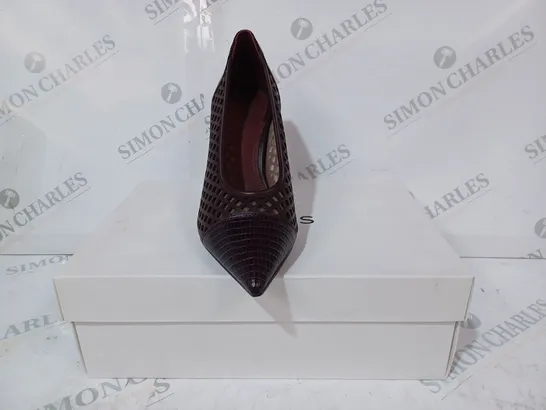 BOXED PAIR OF REISS CLOVER LIZARD SLIP-ON HEELS IN POMEGRANATE SIZE 4