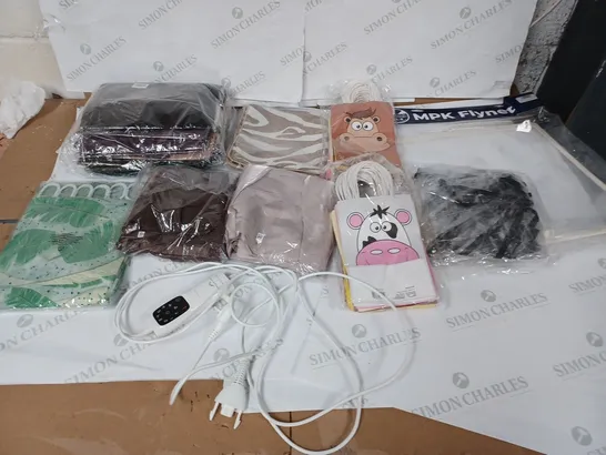 LOT OF ASSORTED HOUSEHOLD GOODS TO INLCUDE LEAF SHOWER RAIL, CHILDRENS GIFT BAGS, AND DREAMLAND INTELLIHEAT LEAD ETC. 