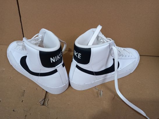 BOXED PAIR OF DESIGNER SHOES IN THE STYLE OF NIKE IN WHITE/BLACK UK SIZE 5.5