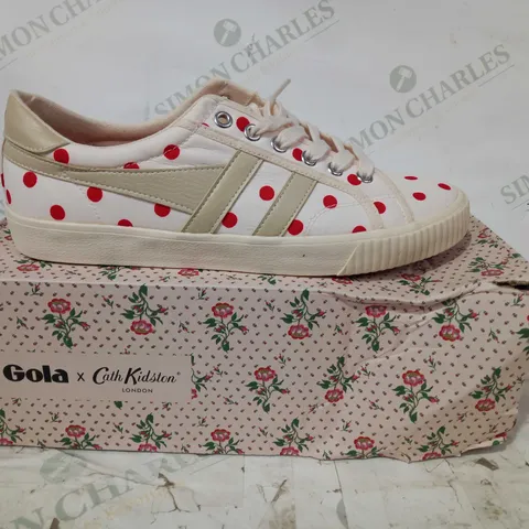 BOXED PAIR OF GOLA X CATH KIDSTON TRAINERS IN CREAM/RED UK SIZE 7