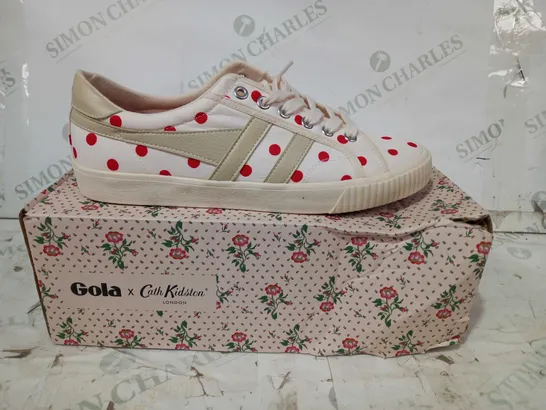 BOXED PAIR OF GOLA X CATH KIDSTON TRAINERS IN CREAM/RED UK SIZE 7