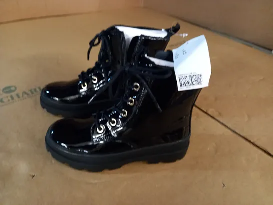 PAIR OF HIGH GLOSS BLACK KIDS BOOTS - UK 2