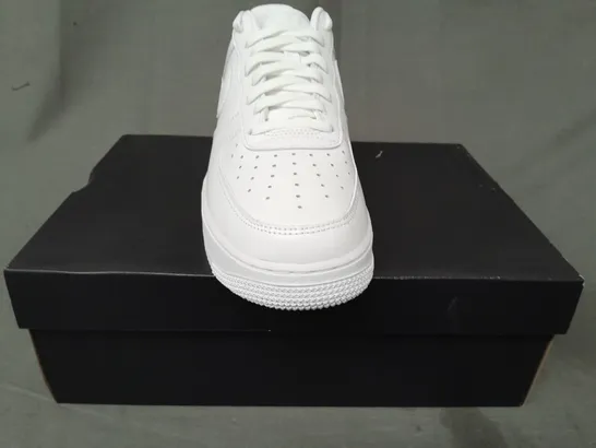 BOXED PAIR OF NIKE AIR FORCE 1 '07 FRESH SHOES IN WHITE UK SIZE 9.5