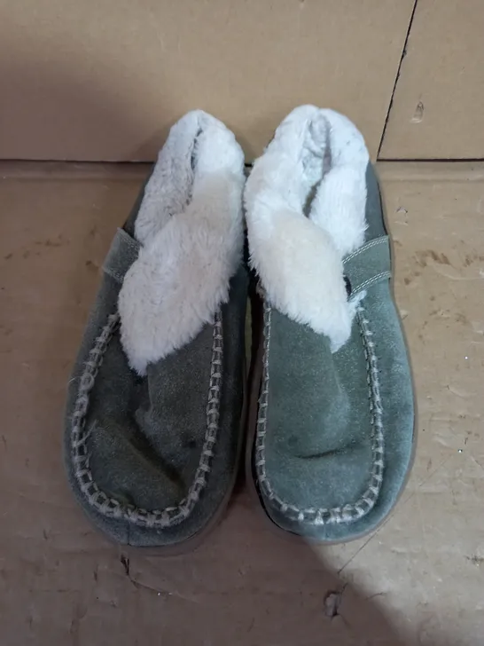 EARTH ORIGINS SLIPPER (OLIVE) SIZE 5