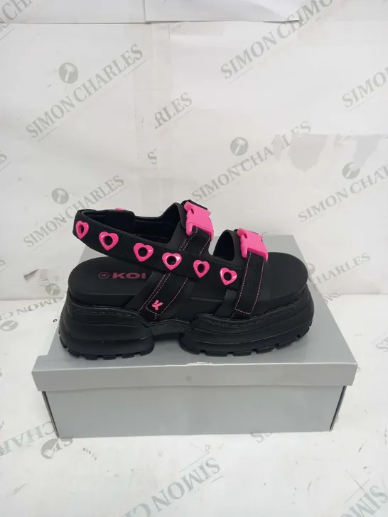 BOXED PAIR OF KOI FOOTWEAR FAKE FEELINGS CHUNKY SANDALS IN BLACK/PINK- SIZE 4