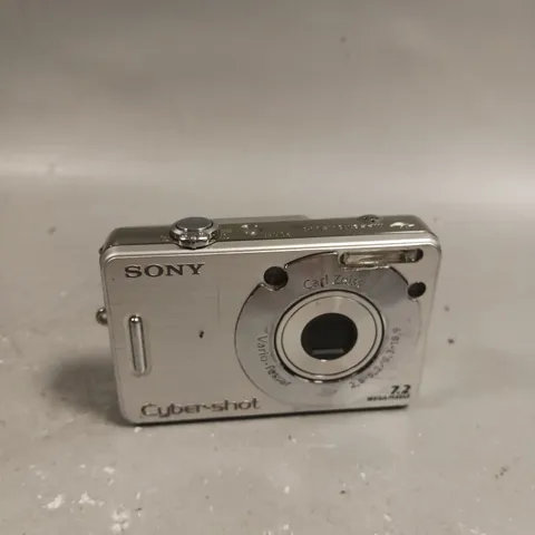 SONY DSC-W70 DIGITAL CAMERA 