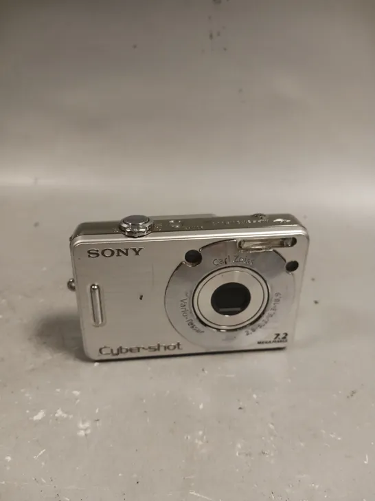 SONY DSC-W70 DIGITAL CAMERA 